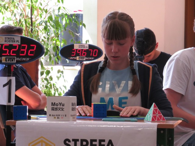 17-letnia Magda Pabisz z Jasła jest Mistrzynią Polski 2020 w układaniu kostki Rubika.