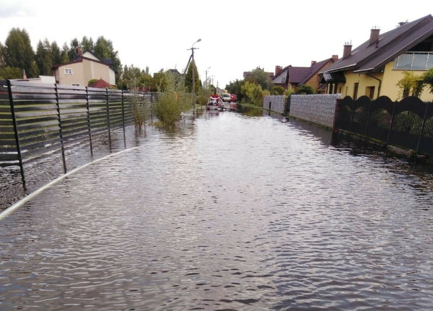 Radomskie ulice zalane wodą. Sytuacja jest dramatyczna! Zobacz zdjęcia