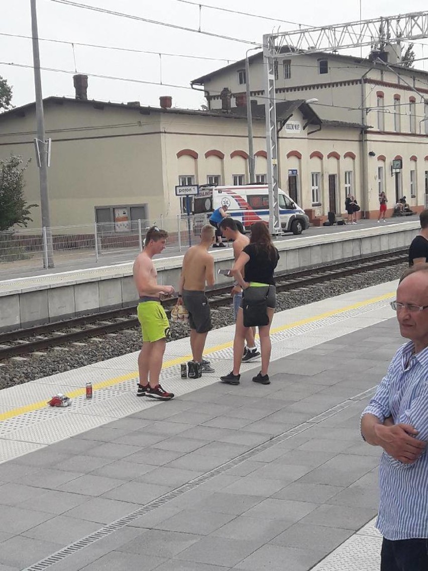 Pociągi osobowe przez wiele godzin stały na stacji w Rogoźnie