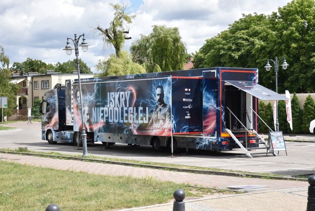 Multimedialne widowisko można oglądać w naczepie ciężarówki, która zaparkowała przy ul. Kościuszki w Malborku.