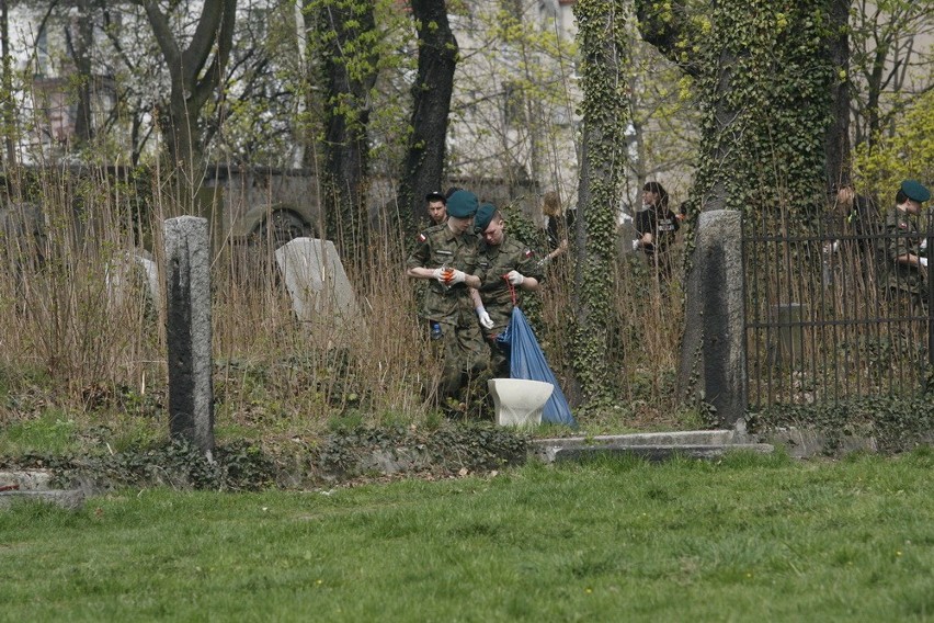 Sprzątali cmentarz żydowski w Legnicy (ZDJĘCIA)