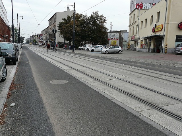 Z końcem października wznowiony będzie ruch samochodów i tramwajów na Dąbrowskiego. Przebudowa ulicy skończy się w połowie października, później będą trwały odbiory techniczne. Inwestycja rozpoczęła się w styczniu ubiegłego roku. Do końca 2018 roku zakończono odcinek od Kilińskiego do Łomżyńskiej oraz skrzyżowanie Dąbrowskiego z Kilińskiego. Niedawno zostało otwarte dla tramwajów skrzyżowanie Dąbrowskiego z Rzgowską. W ramach remontu wymieniono torowisko, nawierzchnię jezdni, zbudowano nowe chodniki i drogę rowerową. Koszt to 50 mln zł. Inwestycja jest częścią projektu Tramwaj dla Łodzi, który kosztuje 660 mln zł.