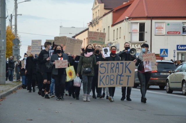 Protest kobiet w Bełchatowie przeciwko zakazowi aborcji przy wadach płodu. 26 października 2020