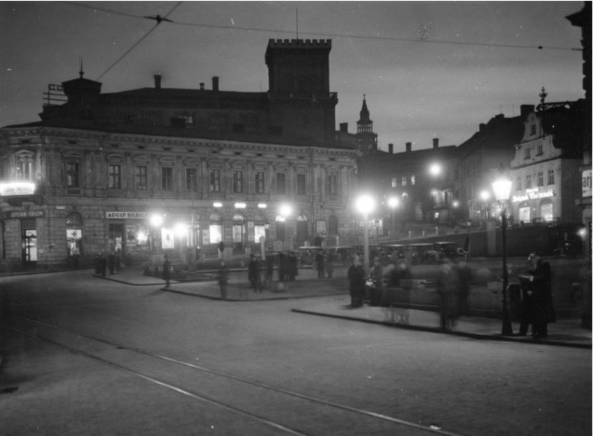 Plac w nocnej porze. W głębi widoczny fragment zamku Książąt...