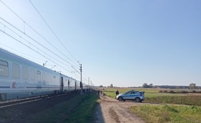 Wypadek na przejeździe kolejowym pod Kutnem. Zmarł mieszkaniec powiatu łęczyckiego
