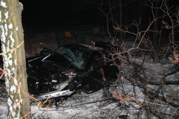 Do wypadku doszło około godz. 1. Według ustaleń policji na ul. Beskidzkiej 28-letni mieszkaniec Grojca jadąc samochodem marki BMW stracił panowanie nad pojazdem, zjechał do rowu i uderzył w drzewo.