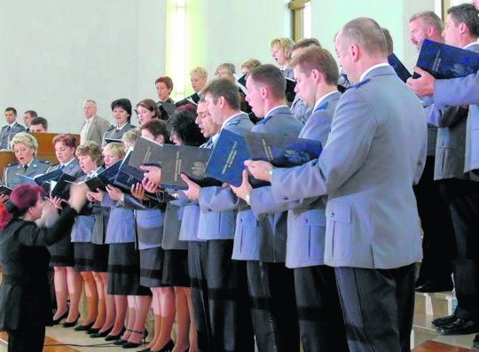 Chór komendy wojewódzkiej policji w Białymstoku koncertuje od 10 lat. 
Policjanci z Wrocławia chcą pójść w ich ślady i już niedługo zaczną próby