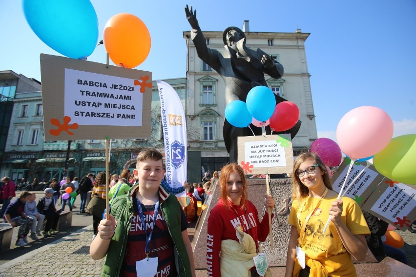 Happening uczniów w Dniu Uprzejmego Pasażera w Sosnowcu