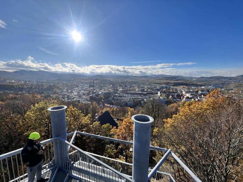 Widoki z budowanej wieży widokowej w Parku Sobieskiego w Wałbrzychu zapierają dech w piersi - zdjęcia, film