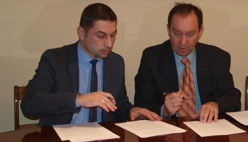 podpisanie umowy (od lewej) burmistrz Gerard Tomiak i Maciej...
