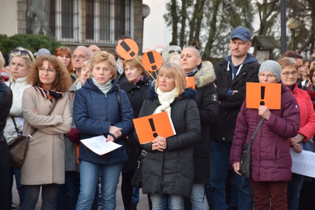 W poniedziałek (15 kwietnia) o godz. 19.00 w okolicy bimby spotkali się strajkujący nauczyciele, a także mieszkańcy  i wspierający ich uczniowie.

- Nie traćmy ducha woli i nadziei - m&oacute;wiła szefowa gorzowskiego ZNP. Z kolei Radosław Wr&oacute;blewski, były wicekurator oświaty, a dziś radny miasta, zapewniał strajkujący nauczycieli, że ich strajk ma sens. - Walczymy o godność zawodu. Ten strajk to walka o coś więcej niż pieniądze, to walka o kapitał ludzki - m&oacute;wił. Wr&oacute;blewski dodał też, że jako radny postara się wraz z innymi radnymi znaleźć spos&oacute;b na to, aby finansowo zrekompensować nauczycielom brak pensji za okres, kiedy strajkują.

Poparcie dla nauczycieli i ich strajku wyraził też mec. Jerzy Wierchowicz, kt&oacute;ry r&oacute;wnież zabrał głos. - Nie dajcie sobie wm&oacute;wić, że Wasze pensje nie są istotne - m&oacute;wił.

Pod bimbą zebrało się około 200 os&oacute;b. Niekt&oacute;rzy uczniowie i rodzice zabrali ze sobą transparenty.

WIDEO: Znani aktorzy o proteście nauczycieli
&lt;script class=&quot;XlinkEmbedScript&quot; data-width=&quot;640&quot; data-height=&quot;360&quot; data-url=&quot;//get.x-link.pl/5a0c813e-f145-87ba-30bc-c77efffba230,039e4218-8efa-9d4b-a12c-387f60937a2f,embed.html&quot; type=&quot;application/javascript&quot; src=&quot;//prodxnews1blob.blob.core.windows.net/cdn/js/xlink-i.js?v1&quot;&gt;&lt;/script&gt;