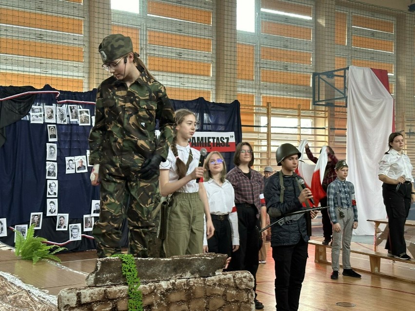 Przejmujący Dzień Patrona w Szkole Podstawowej numer 3 w Sandomierzu. Młodzież przygotowała niezwykły spektakl. Zobacz zdjęcia  
