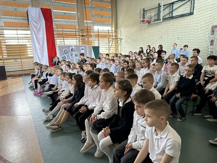Przejmujący Dzień Patrona w Szkole Podstawowej numer 3 w Sandomierzu. Młodzież przygotowała niezwykły spektakl. Zobacz zdjęcia  