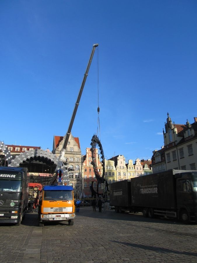 Wrocław: Scena z Rynku zniknie do soboty. Trwa demontaż  (ZDJĘCIA)