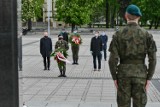 Częstochowa: 85. rocznica śmierci marszałka Józefa Piłsudskiego. Pod jego pomnikiem złożono kwiat