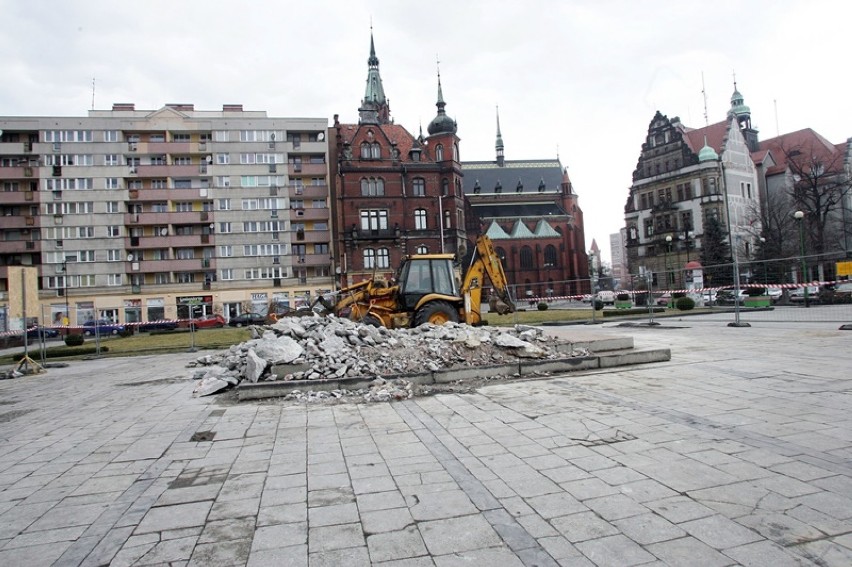 Demontaż pomnika Braterstwa Broni w Legnicy, to już rok! [ZDJĘCIA]