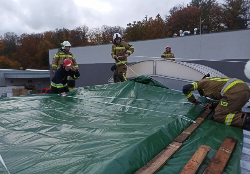 Strażacy zabezpieczali także zerwane dachy zakładów pracy w Pruszczu i Bąkowie