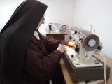 Siostry zakonne z Sosnowca uszyły już 150 fartuchów ochronnych. Tak pomagają w walce z koronawirusem