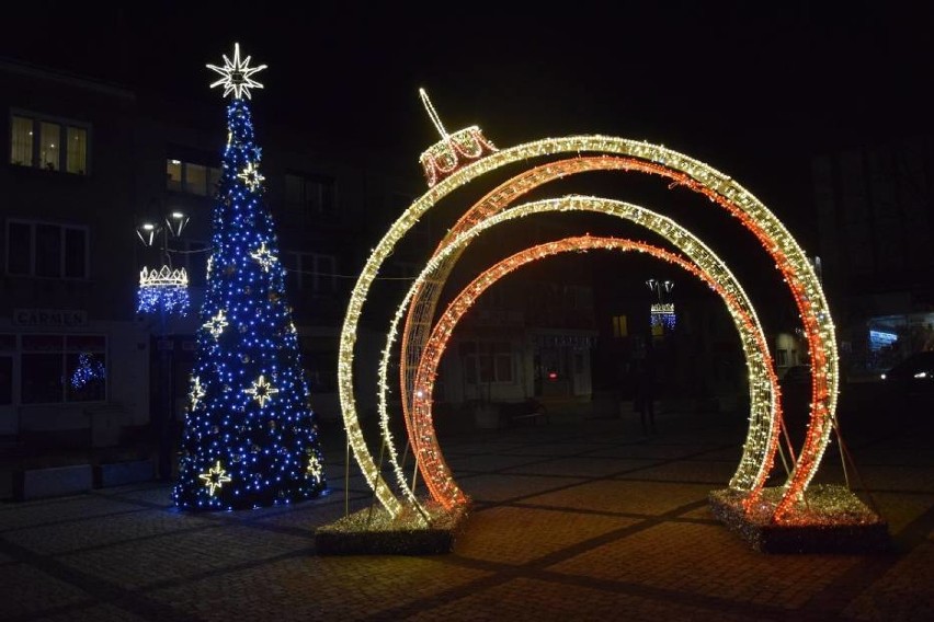 Przejdź do galerii i zobacz zdjęcia iluminacji świątecznych...