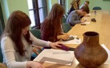 Malbork. Uczniowie ZSP nr 2 szkicowali ceramikę. Kolejne warsztaty archeologiczne w Muzeum Zamkowym