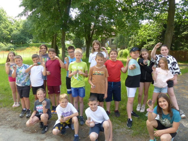 Uczniowie Szkoły Podstawowej nr 2 w Międzychodzie malują kamyczki i chowają je w mieście. W ten sposób zachęcają do wakacyjnej zabawy (12.06.2023).