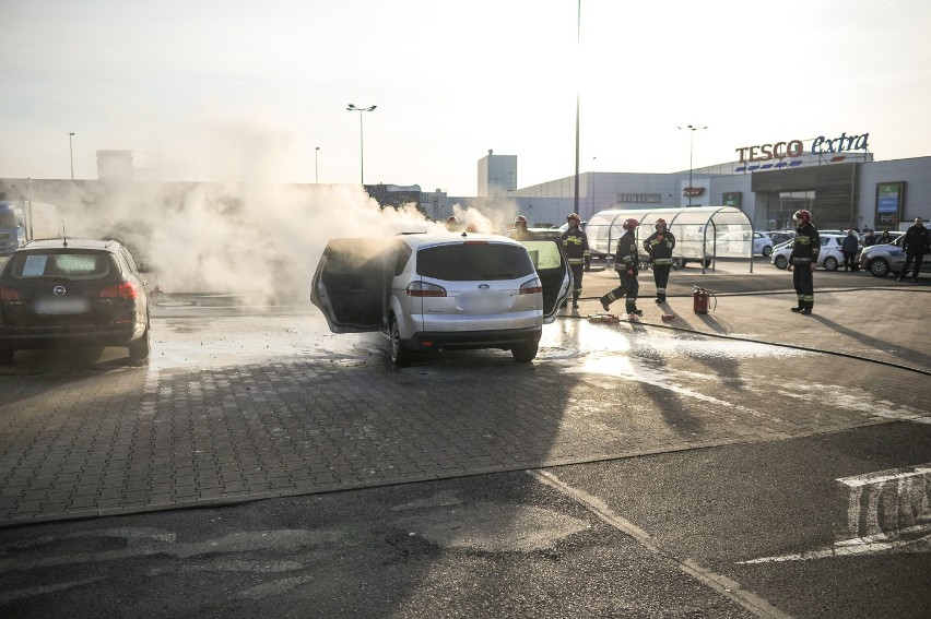 Ford palił się na parkingu Tesco