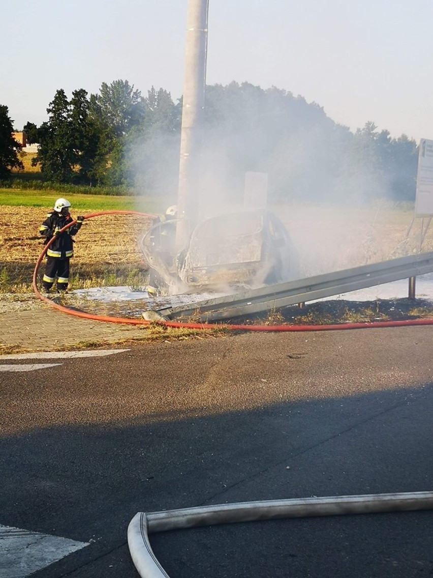 Auto doszczętnie spłonęło, jedna osoba została ranna