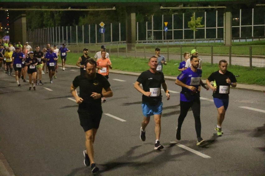 Półmaraton Praski 2023. Tysiące biegaczy wystartowało w nocnej rywalizacji po prawej stronie Wisły