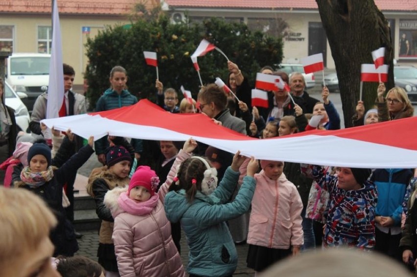Dzieci i młodzież z Pyzdr pamiętały o rocznicy odzyskania przez Polskę niepodległości  