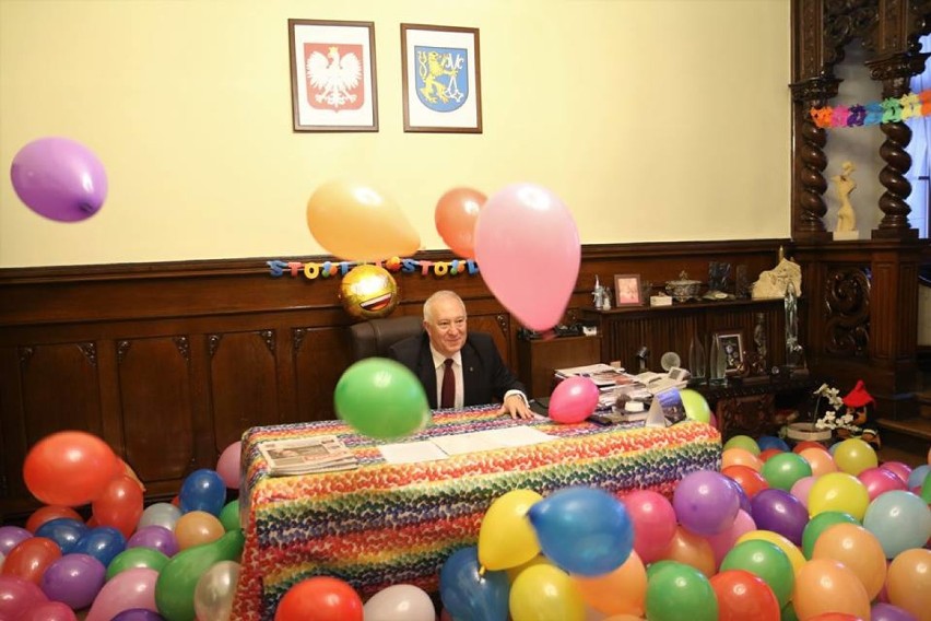 Morze balonów w gabinecie prezydenta. Tadeusz Krzakowski skończył 62 lata!