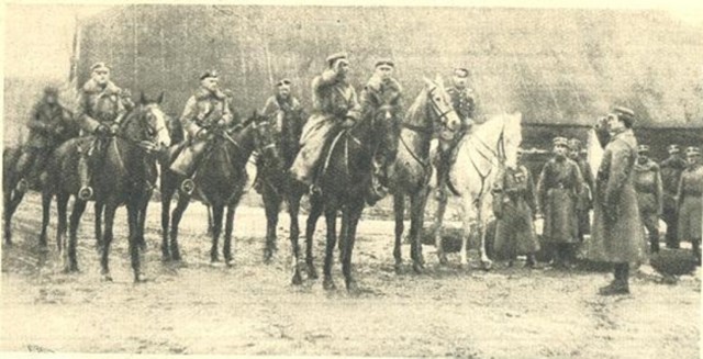 Sztab dowództwa frontu śląskiego podczas przeglądu odcinka bojowego w Simoradzu