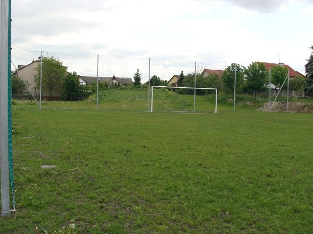 Tak wyglądało boisko przy ulicy Makowej jeszcze wiosną 2012. Obecnie trawa całkowicie wyschła.