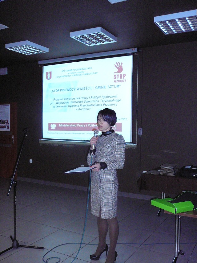 Dyrektor M-GOPS Sylwia Mackiewicz podczas podsumowania projektu