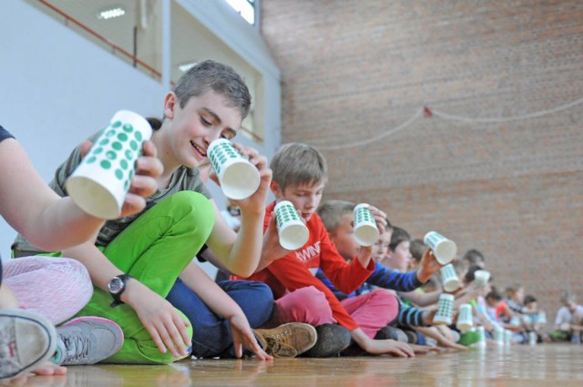 Muzyka jest wszędzie. Nawet w plastikowym kubku. Dowód? Cups Song! To uzależniający i dla wielu sięgający prehistorii utwór. Właśnie jego wykonanie stało się przedmiotem projektu zrealizowanego w Szkole Podstawowej nr 2 w Luboniu. I pretekstem do świetnej zabawy, zarówno dla starszych jak i dla młodszych jego uczestników.

CZYTAJ WIĘCEJ: Cups Song w SP2 w Luboniu. Orkiestra na 200 kubków i 5 gitar [ZDJĘCIA, WIDEO]