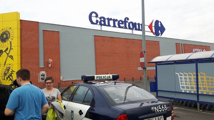 Starogard Gd. Ewakuowano Carrefour. Na szczęście nie znaleziono bomby ZDJĘCIA