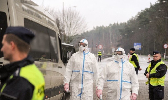 Nadzór nad osobami objętymi kwarantanną sprawują służby sanitarne. Wspierają ich umundurowani policjanci.