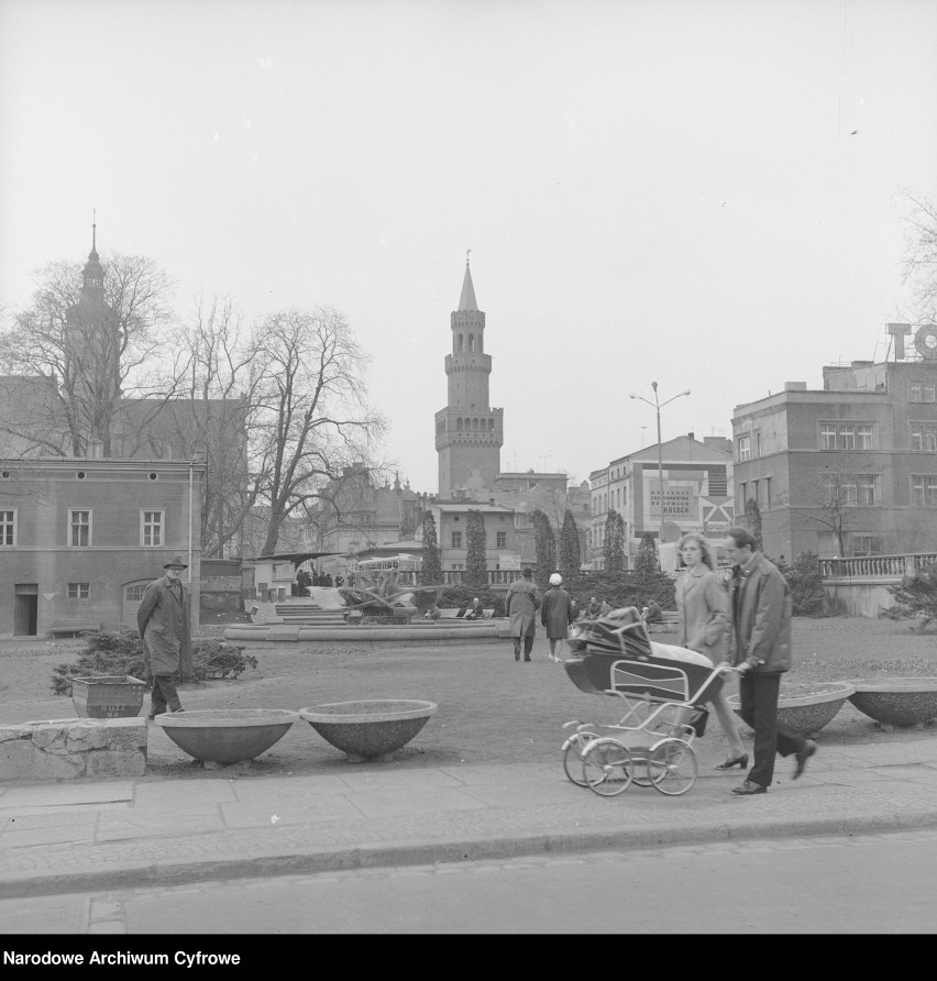 Opole w latach 70. Rok 1972 - Plac Wolności z fontanną i...