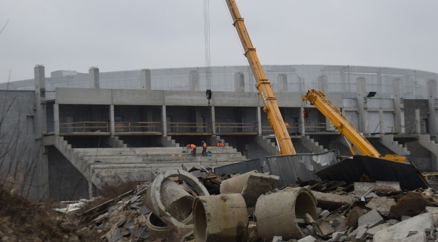 Budowa stadionu dla Radomiaka. Pracuje ciężki sprzęt, ile dni pozostało do oddania obiektu do użytku? Zobacz najnowsze zdjęcia 