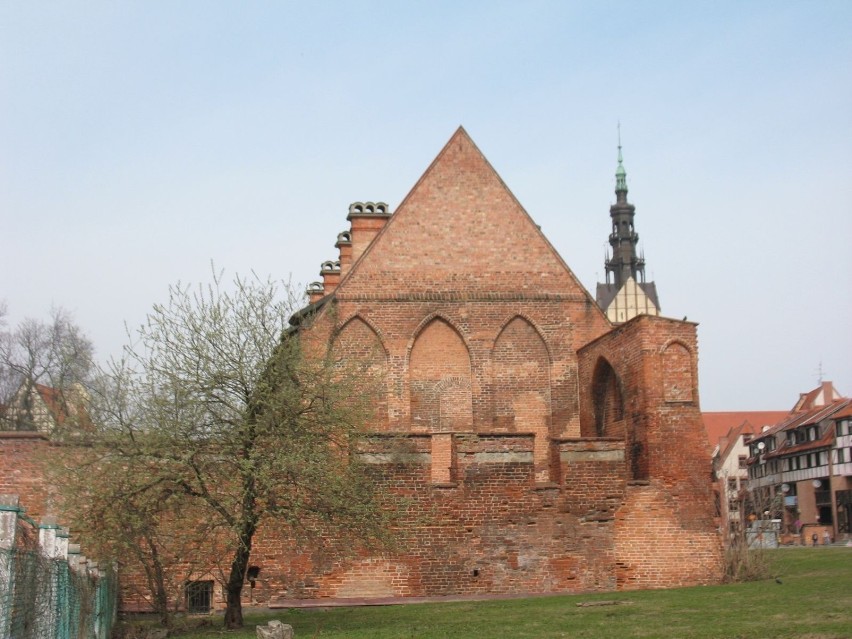 Z czasem z ruin została podniesiona kopuła kościoła i...