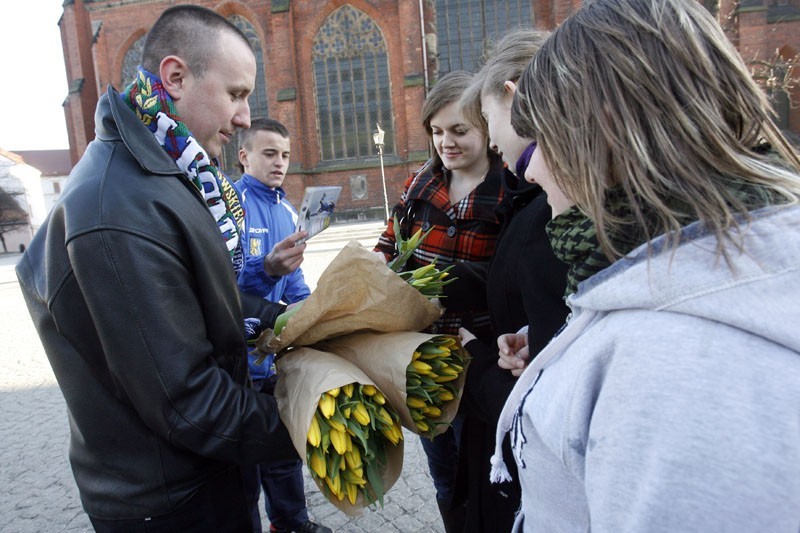 Legnica: Piłkarze rozdawali tulipany(ZDJĘCIA)