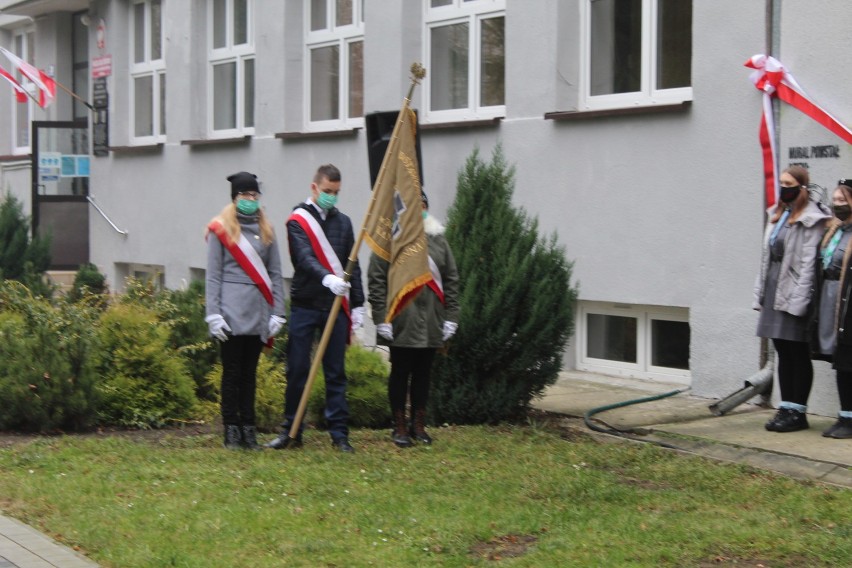 W Hostynnym odsłonięto patriotyczny mural. Zobacz zdjęcia