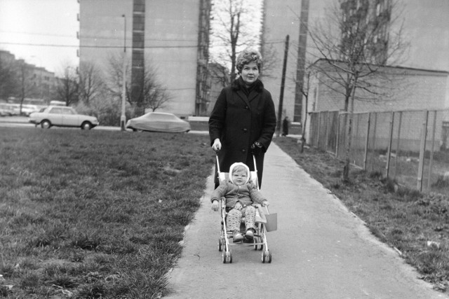 W PRL-u małe dzieci często wożono w lekkich składanych wózeczkach. Rodzice trzymali tego typu sprzęt na klatkach schodowych. Na zdjęciu: Ewa Spirydowicz z matką na spacerze. Widoczny wózek dziecięcy (1973 rok).