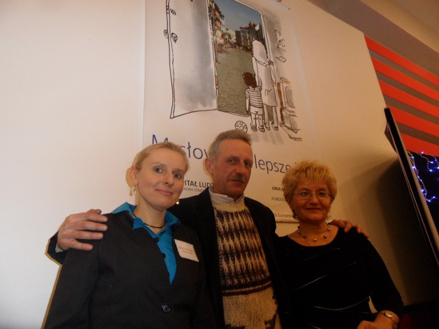 Dariusz Skrzypek z koordynatorką projektu, Izabelą Kurbiel (od lewej) i dyrektorką MOPS, Sylwią Komraus