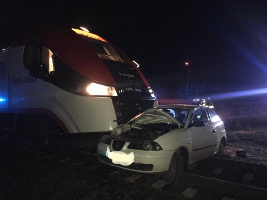 Wypadek na przejeździe kolejowym w Parkowie. Kierowca był pod wpływem alkoholu [ZDJĘCIA]