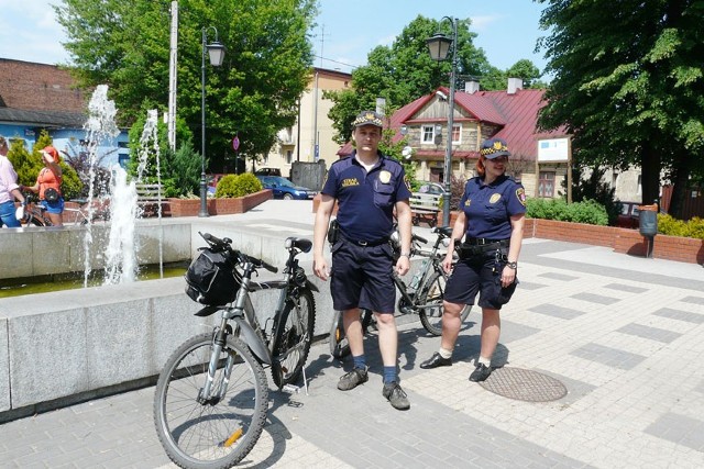 Strażnicy miejscy ze Zgierza wsiedli na rowery. Wszyscy są z takiego rozwiązania zadowoleni.