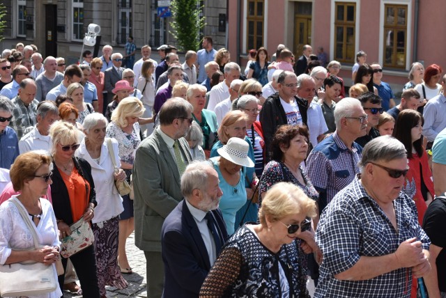 Procesja Bożego Ciała w Bielsku-Białej 

Zobacz kolejne zdjęcia. Przesuwaj zdjęcia w prawo - naciśnij strzałkę lub przycisk NASTĘPNE