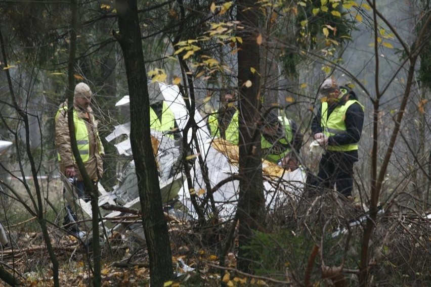 Wypadek awionetki pod Pyrzowicami: Miejsce wypadku jest badane przez ekspertów