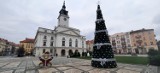 Ozdoby świąteczne w Kaliszu. Na Głównym Rynku stanęła już choinka bożonarodzeniowa. ZDJĘCIA