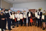 Uczniowie szkół ponadpodstawowych z Sandomierza odebrali stypendia Prezesa Rady Ministrów. Zobacz listę nagrodzonych [ZDJĘCIA]