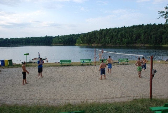 Na plaży w Suchej nad jez. Leśniańskim dozwolone są na razie tylko kąpiele słoneczne